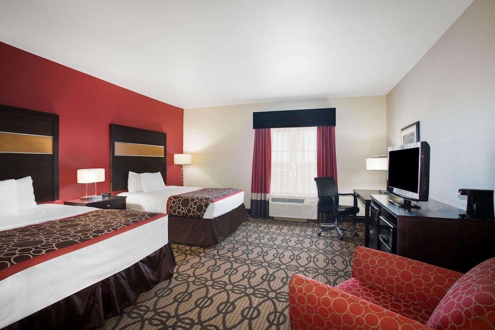 La Quinta Inn Suites Pearsall 23/56