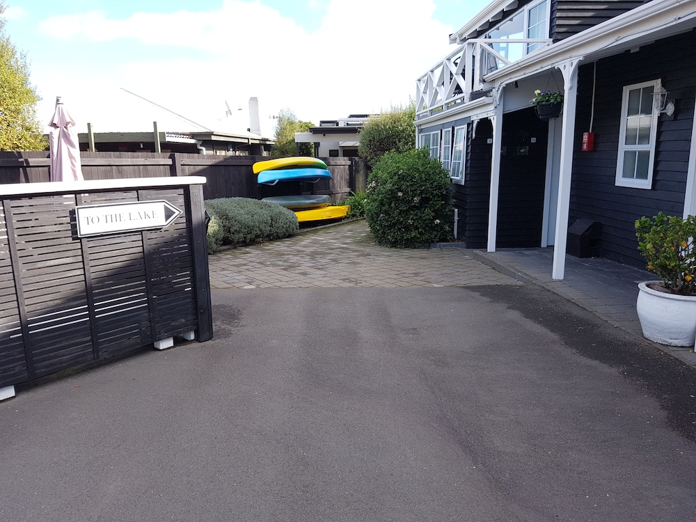 Cottage Mews Motel 61/72