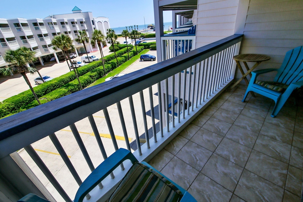 Casa Del Mar Beachfront Suites 30/82