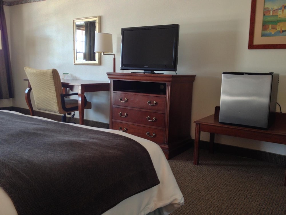 Holiday Hill Inn & Suites 51/61