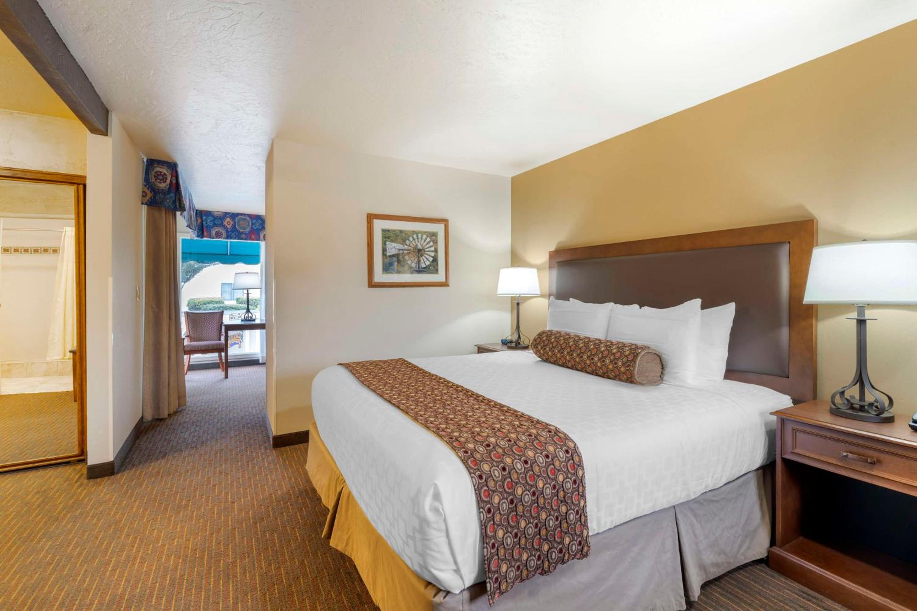 Room, King Bed, Pool Side