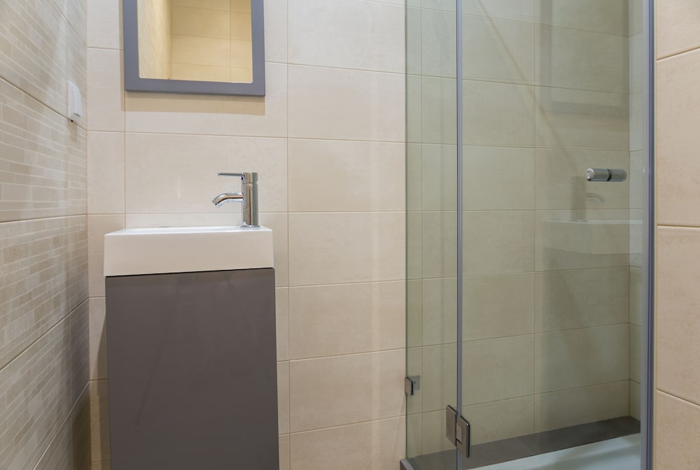 شقة كلاسيكية بسريرين مزدوجين بـ5 غرف نوم مع أريكة، Home Out Rooms and Apartments 8/9