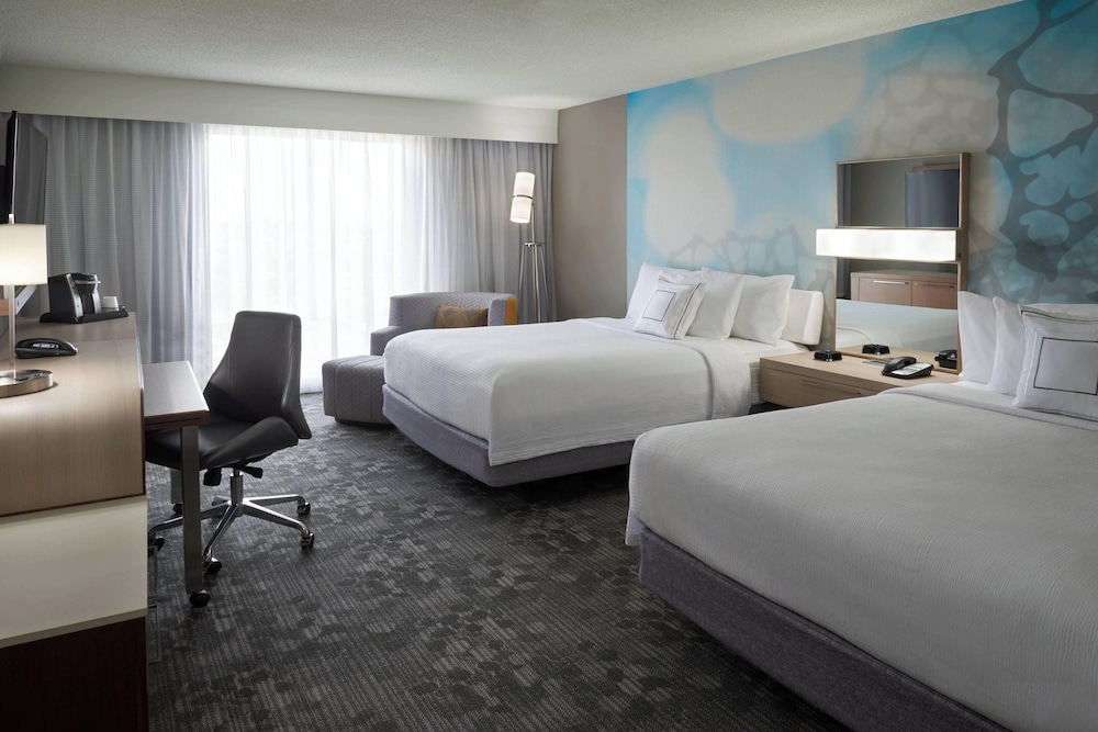 Room, 2 Queen Beds, Airport View, Accessible، Courtyard Marriott Toronto Airport 2/3