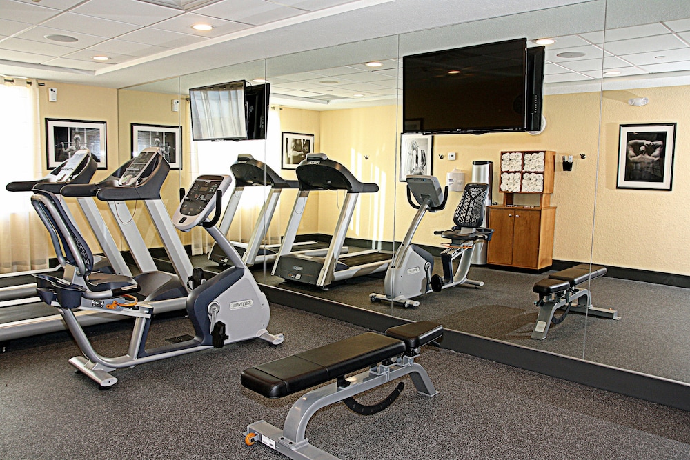 Holiday Inn Express Hotel and Suites Fort Lauderdale Airport South 18/34