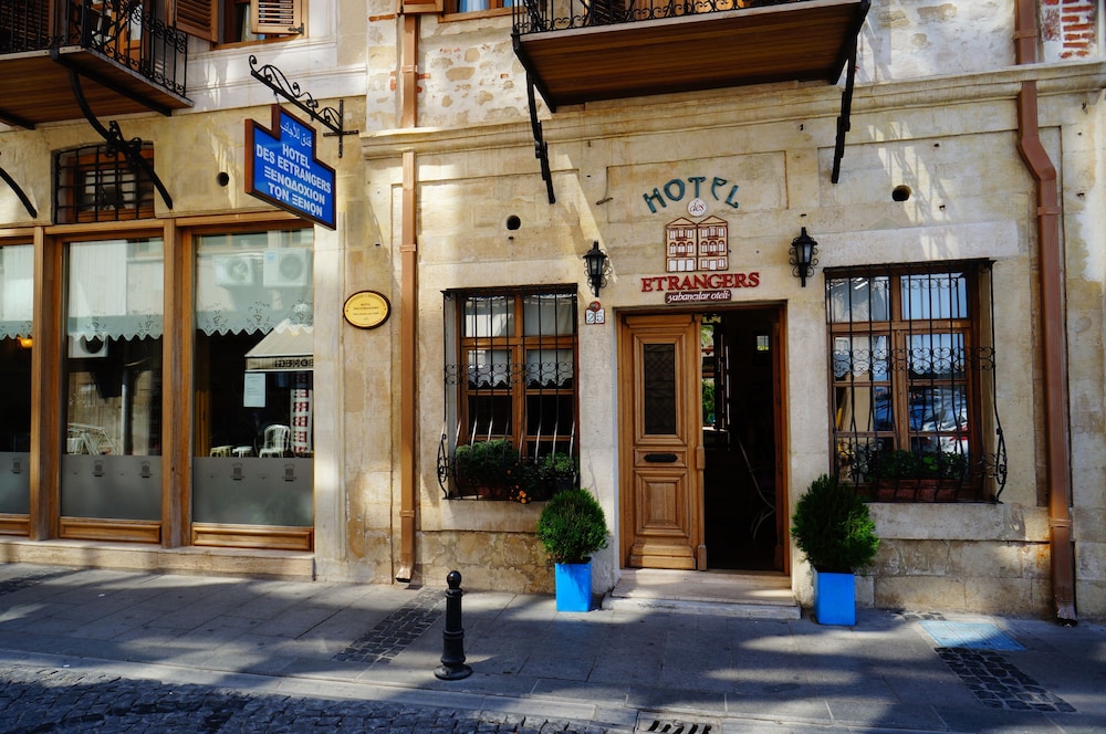 Etrangers Hotel 4/51