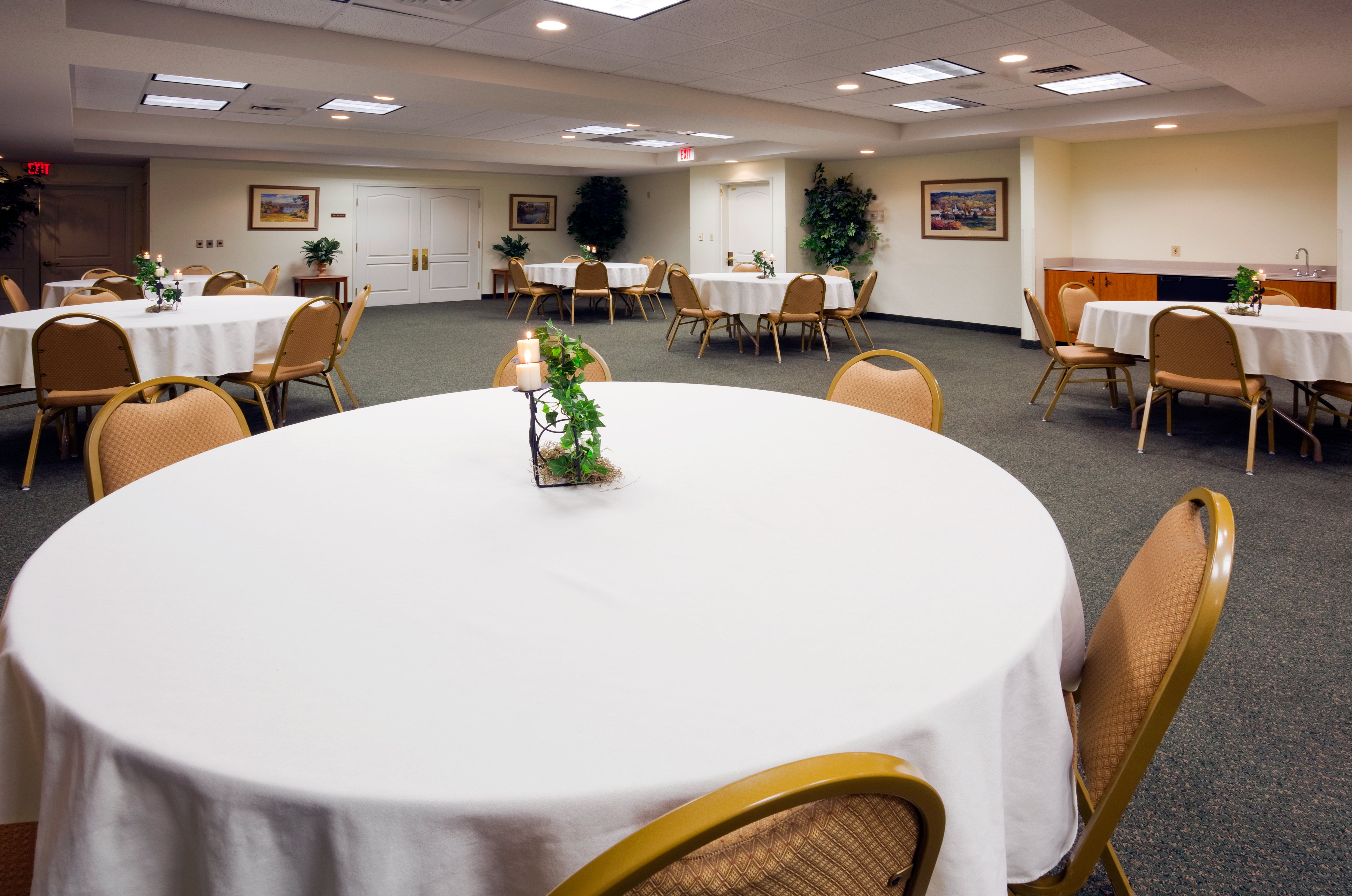 Holiday Inn Express Hotel Suites Winner 56/74