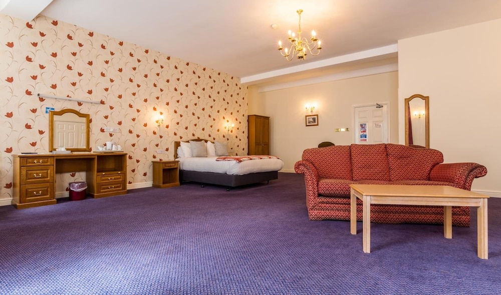 The County Hotel 35/62