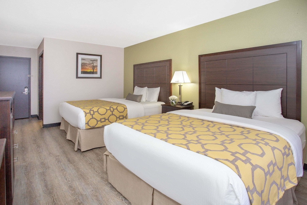 Baymont by Wyndham Phoenix I-10 near 51st Ave 8/55