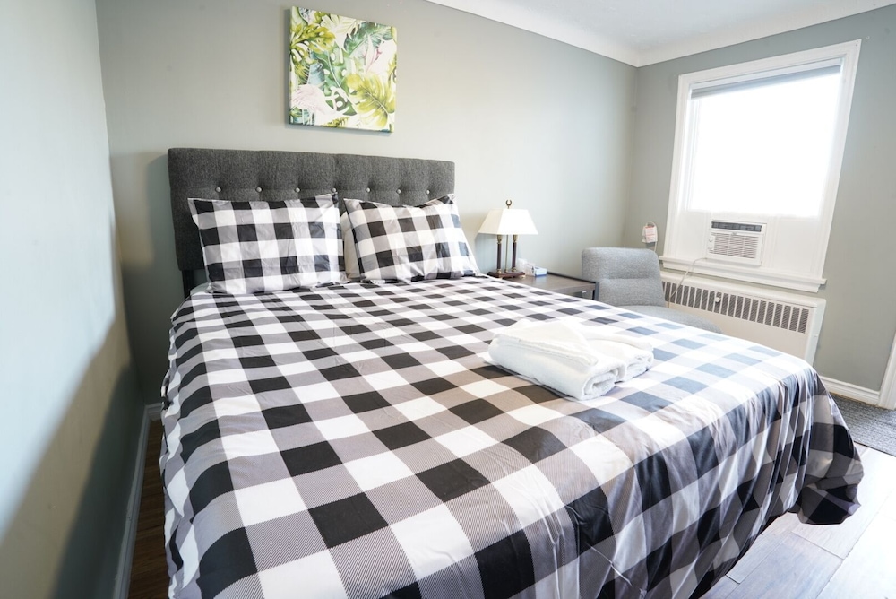 ECONOMY, QUEEN BED