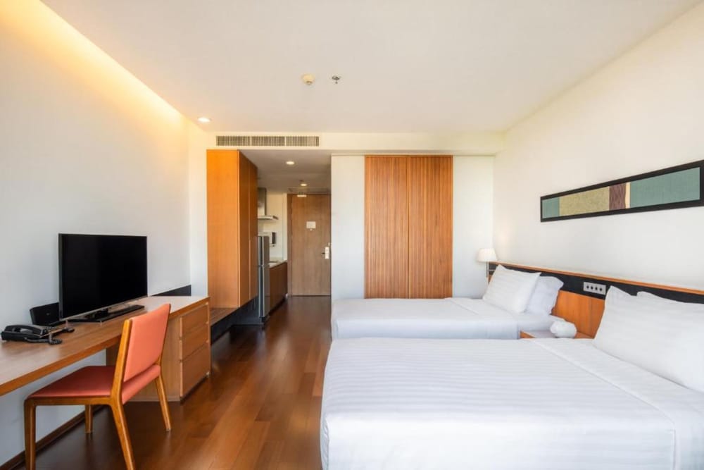 Deluxe with Bathtub