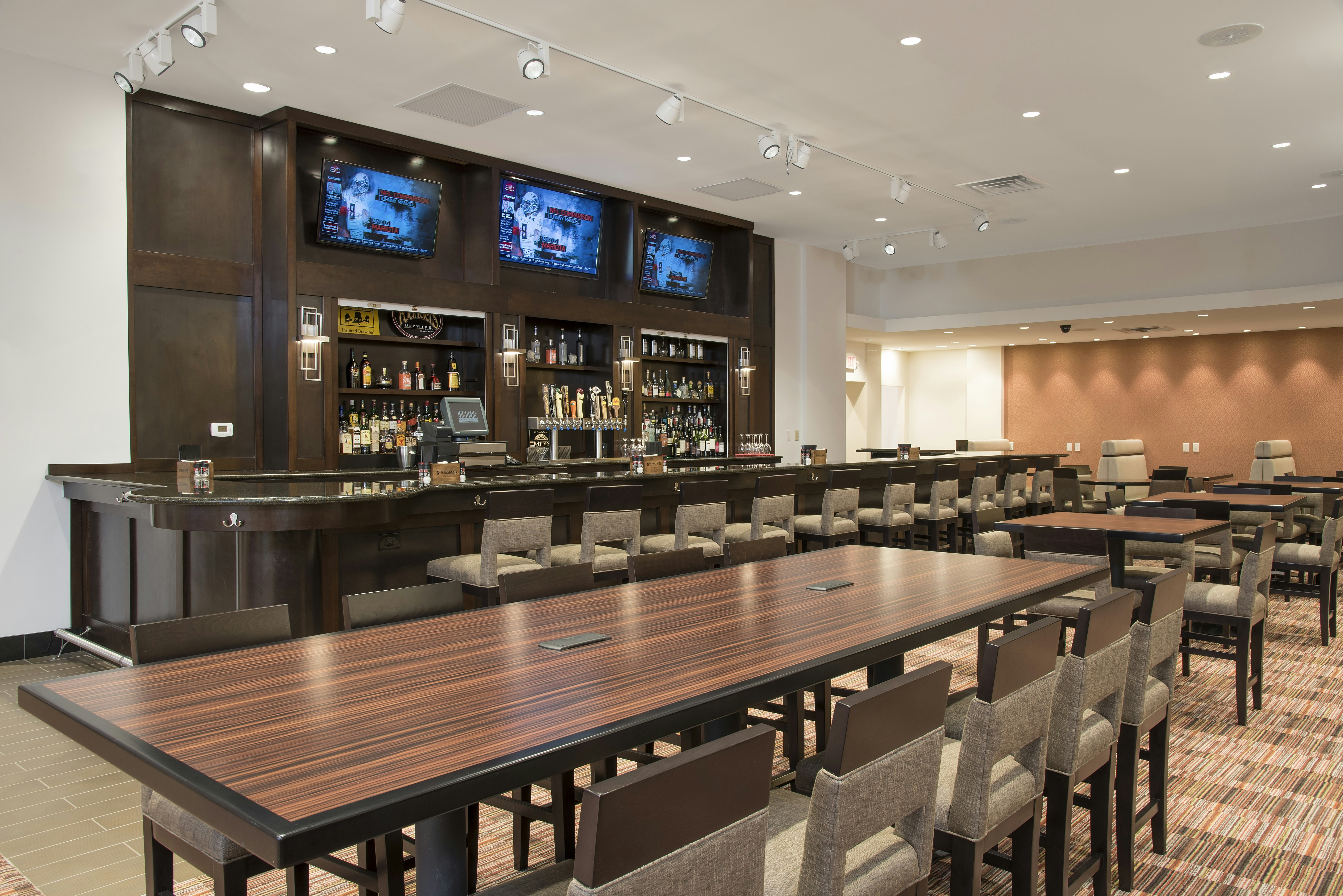 Doubletree By Hilton Hotel Grand Rapids Airport 25/53