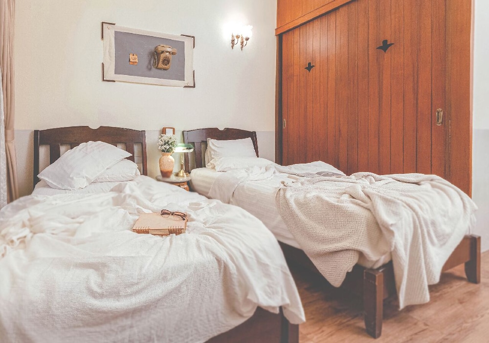 DELUXE, TWIN BEDS