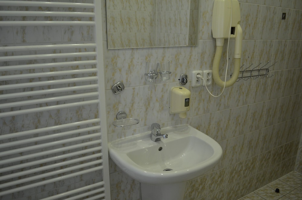 ROOM, DOUBLE OR TWIN BED