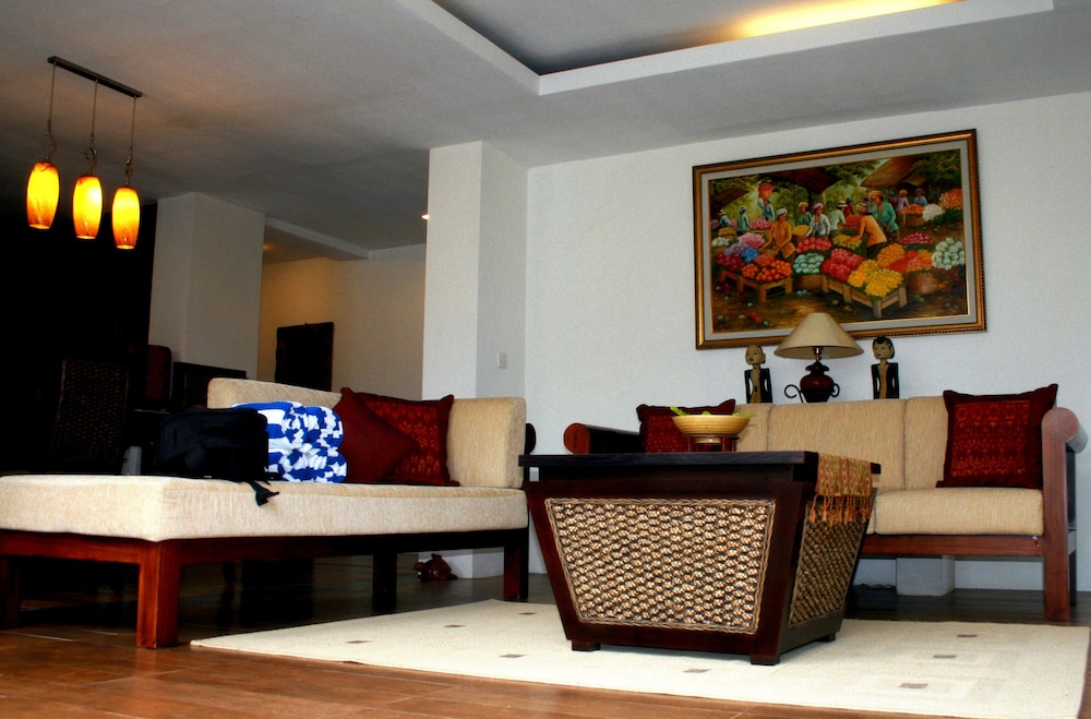 THE SANYAS SUITE 46/72