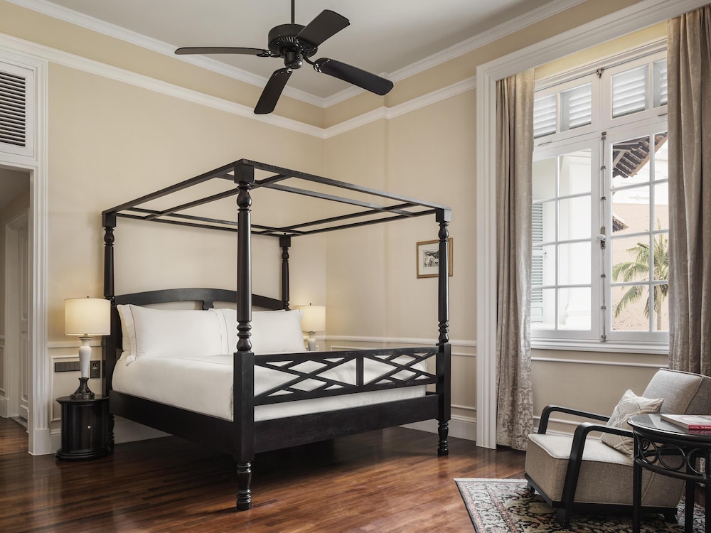 Personality, Suite, King Bed 8/10