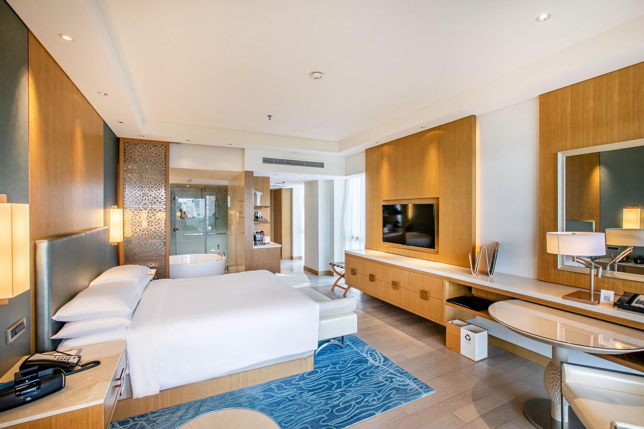غرفة بسرير كينج بإطلالة جزئية على البحر، Jw Marriott Hotel Sanya Dadonghai Bay 3/10