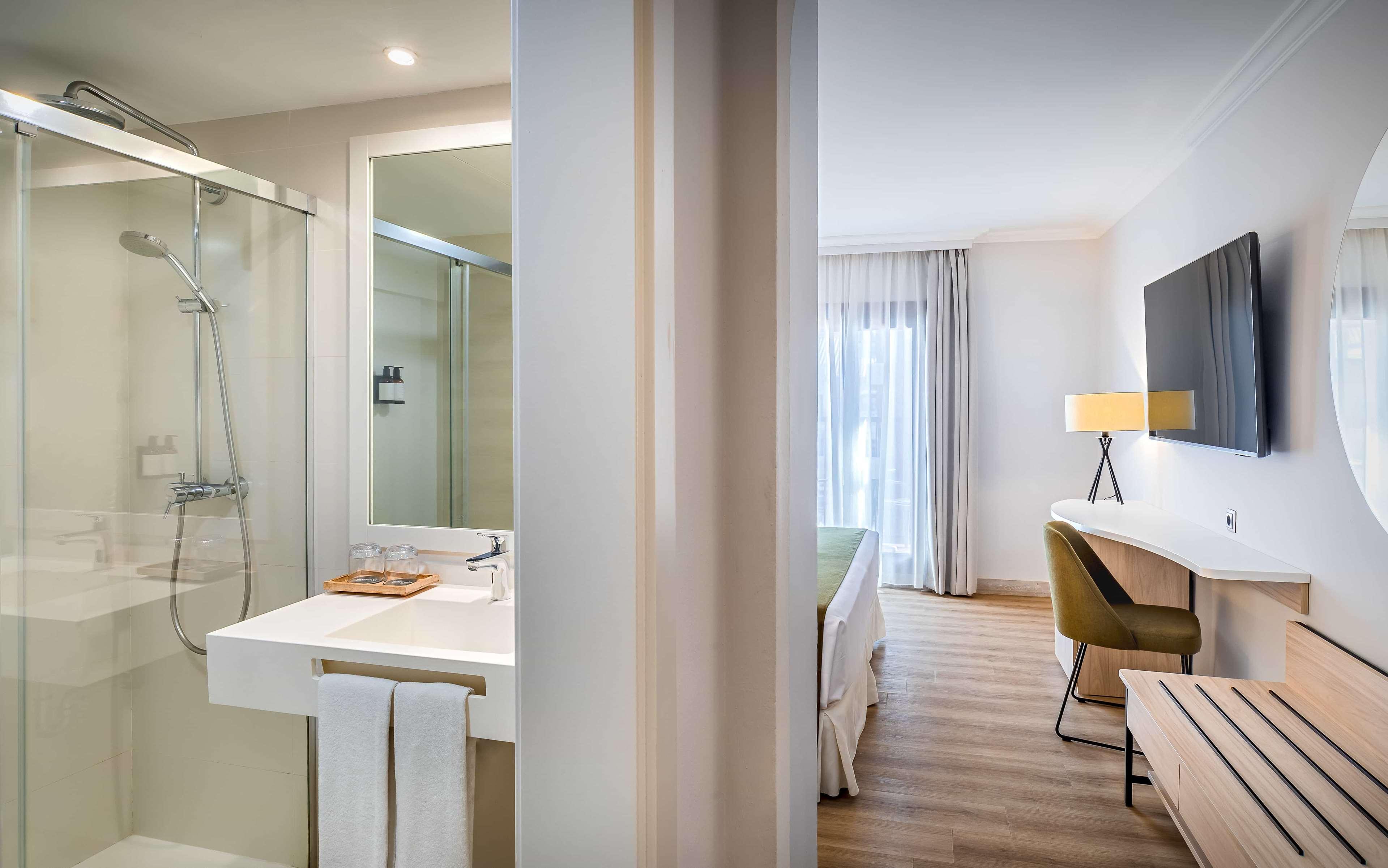 غرفة بسرير مزدوج بشرفة مع أريكة، Barcelo Isla Canela 5/6