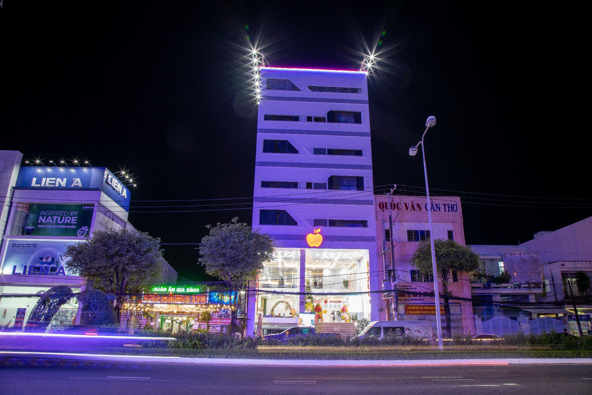 Apple Hotel 2/28