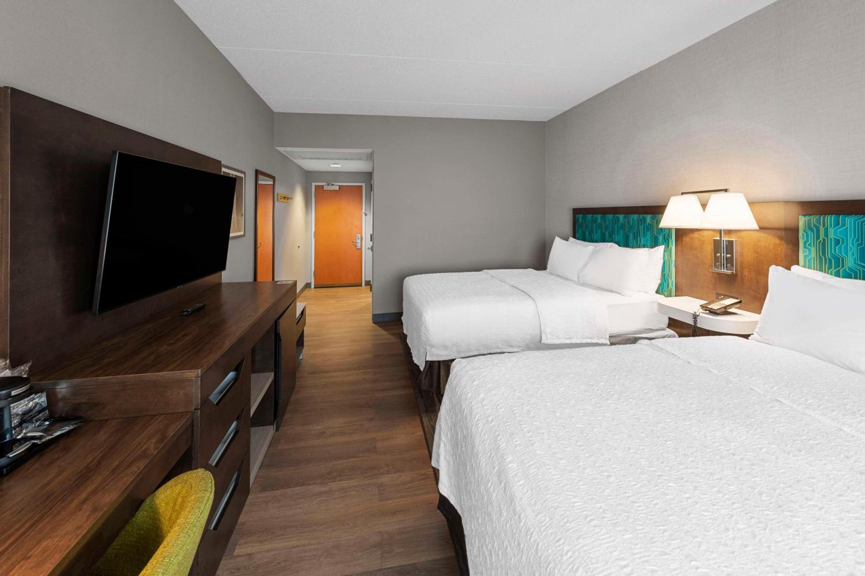 غرفة بسرير كينج وسريرين كوين، Hampton Inn Nanuet 3/6