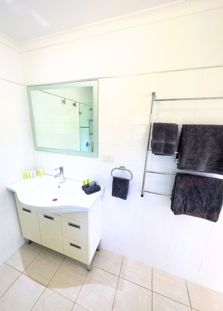 Poinciana Cottages 5/50