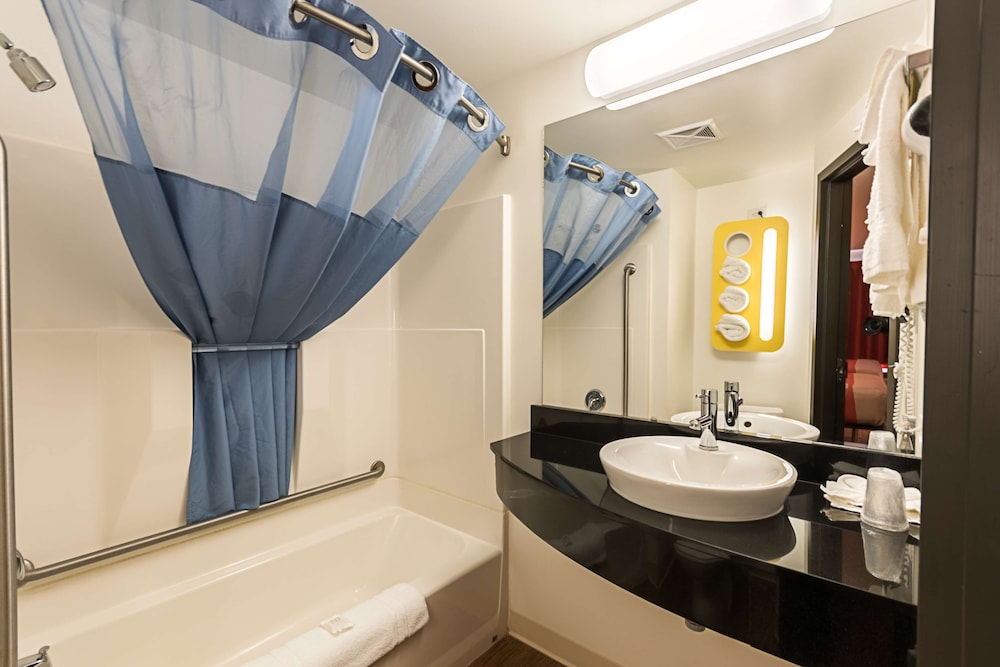 Motel6 Moosomin, SK 33/37