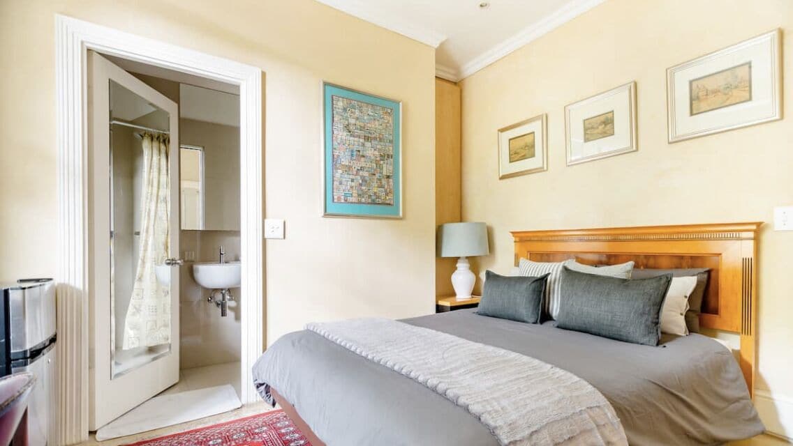 ROOM, DOUBLE BED