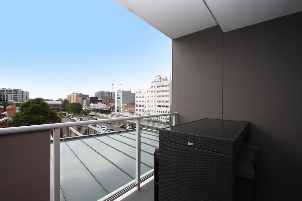 B7 Honeysuckle Executive Apartments 30/33