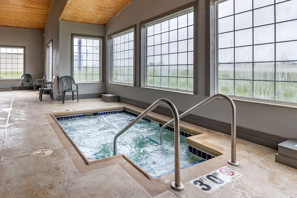 Comfort Inn Dyersville Near Field of Dreams 13/22