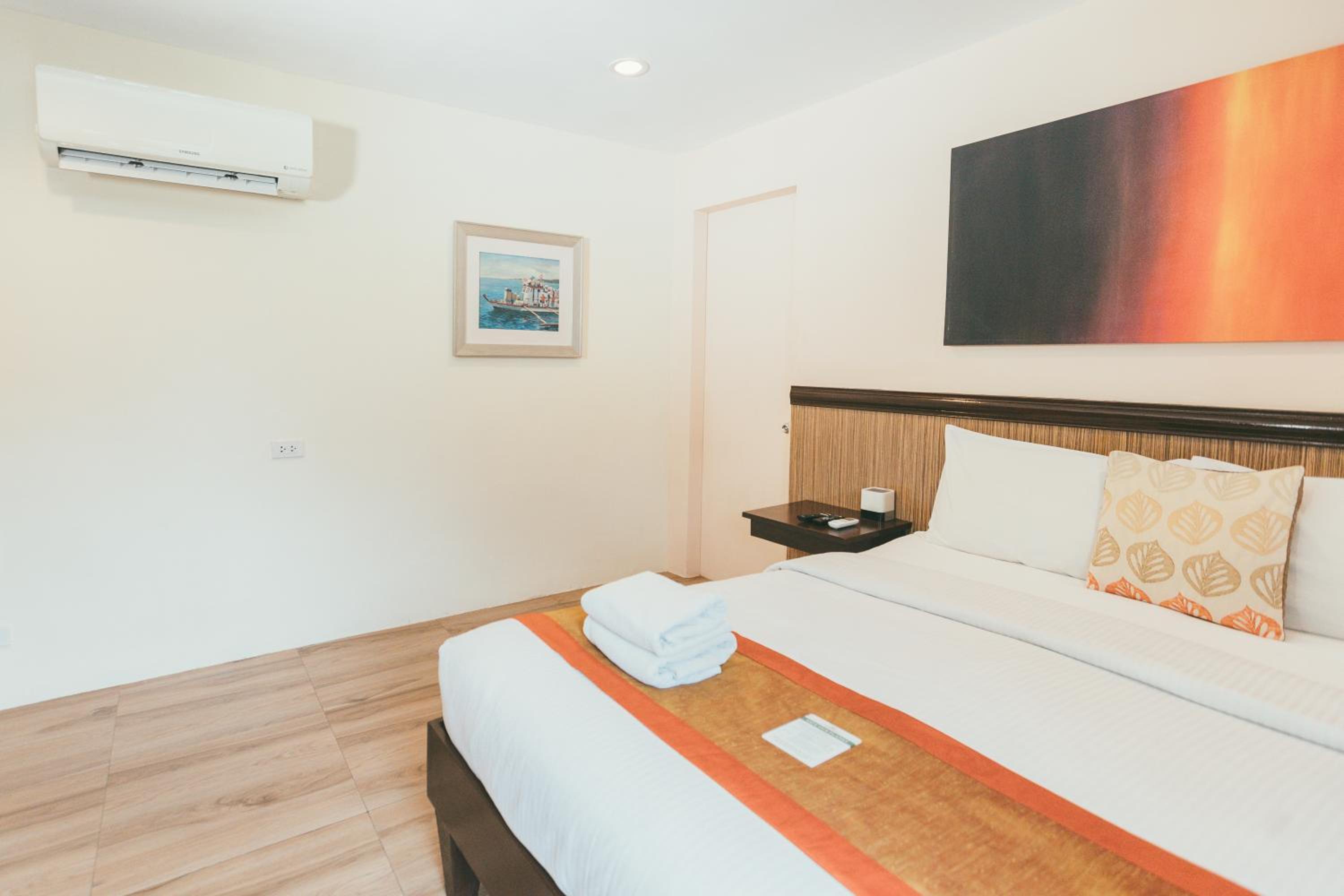 DELUXE, DOUBLE BED