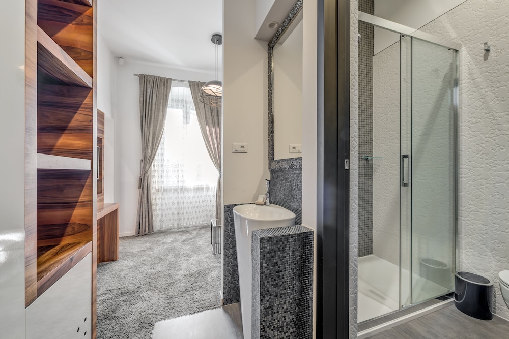 Starlight Luxury Suites 38/40