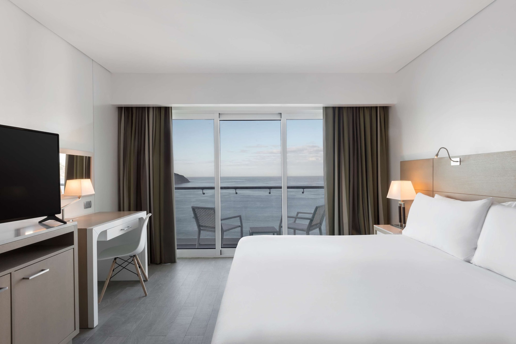 DELUXE, QUEEN BED, OCEAN FRONT