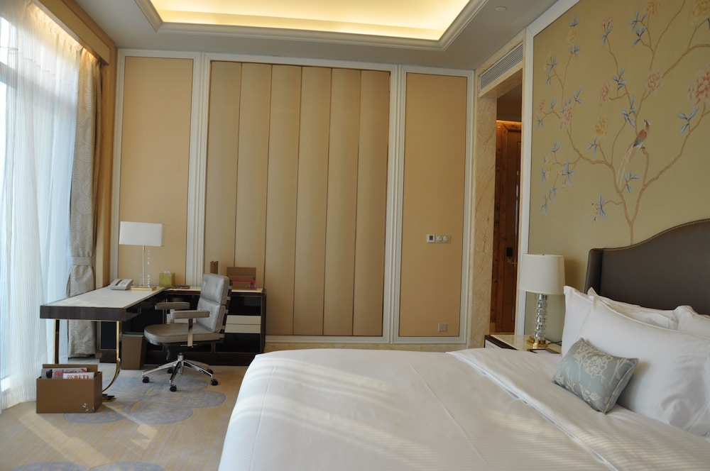 EXECUTIVE, KING BED, OCEAN VIEW