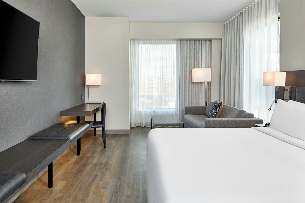 Room, King Bed, Cathedral View, Accessible