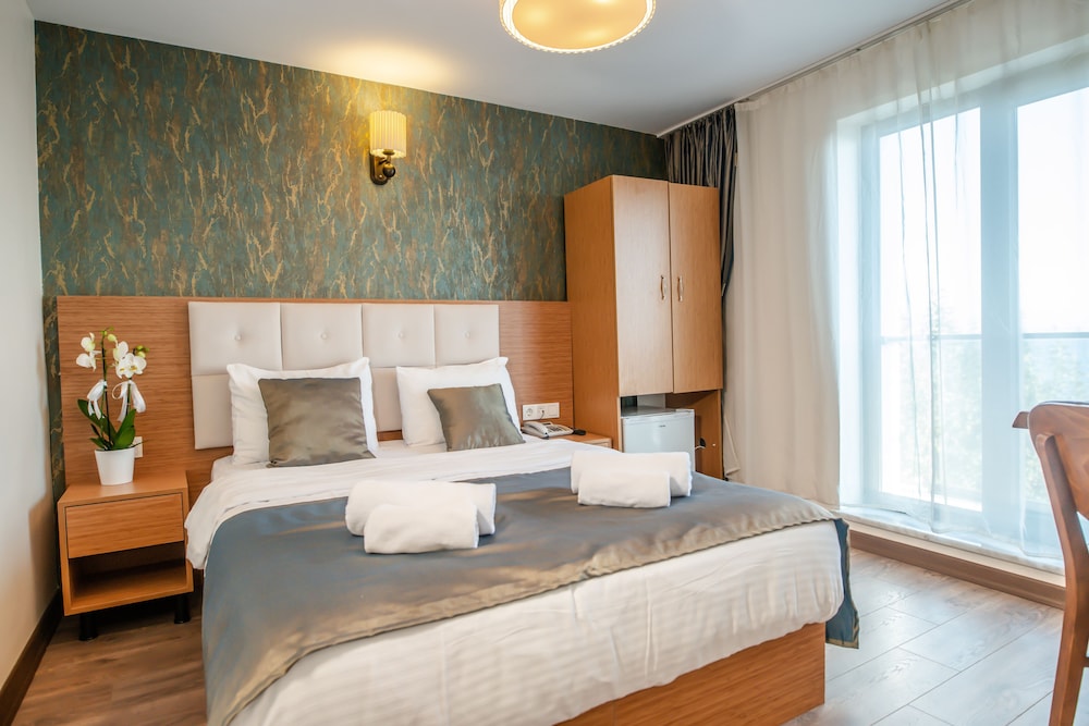 The Camelot Hotel 23/47