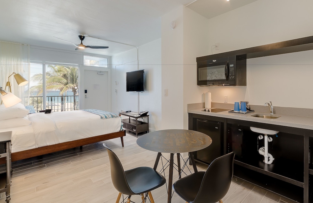 Plunge Beach Hotel 48/66