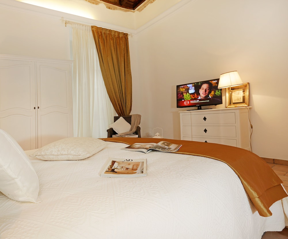 Madonna de Monti Suites 10/50