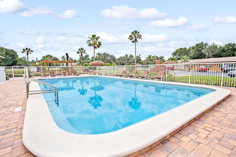 Days Inn By Wyndham Orange City/Deland 4/39