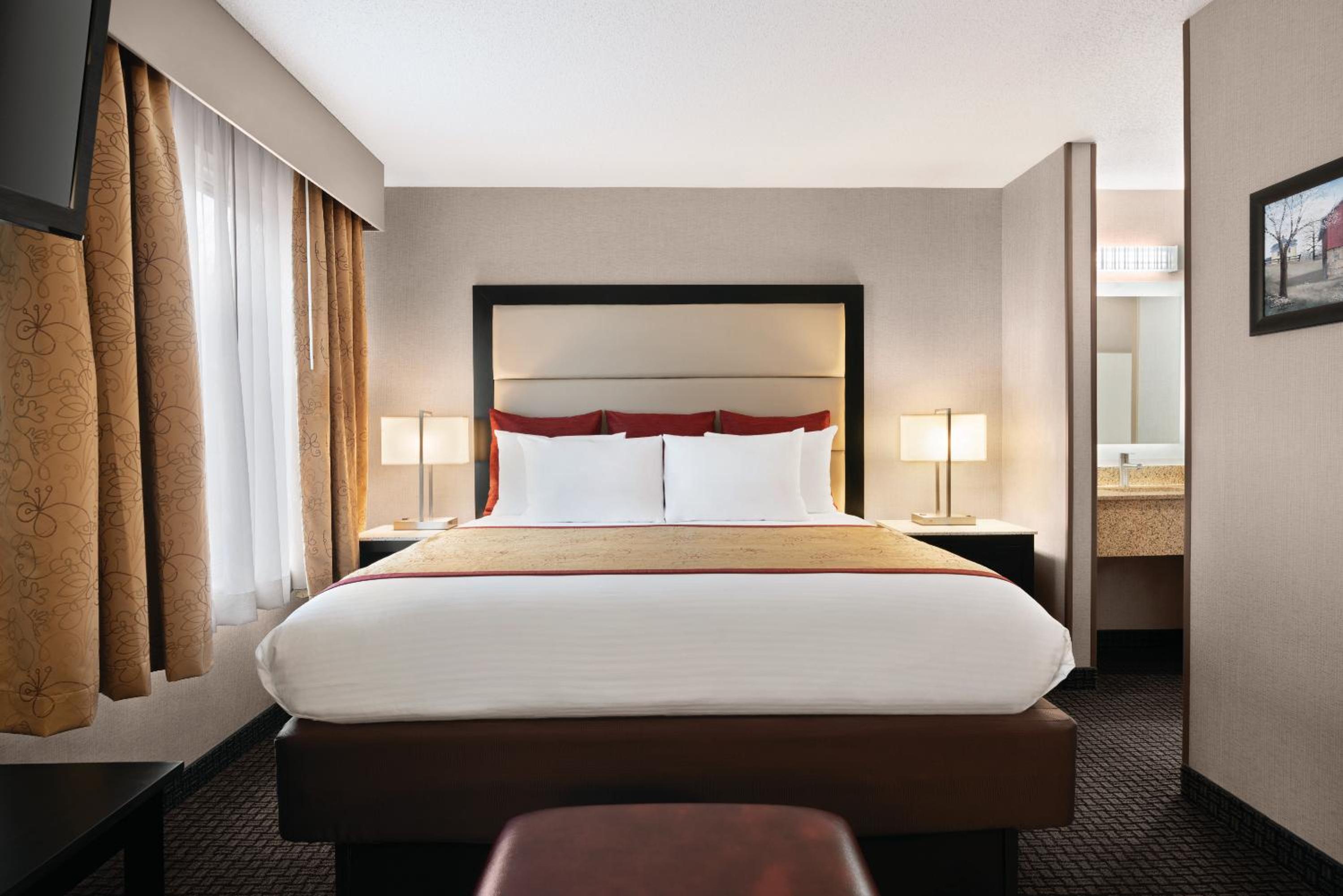 STUDIO, SUITE, KING BED
