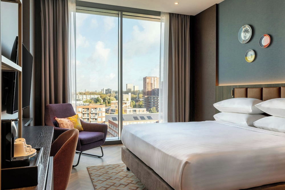 ROOM, KING BED