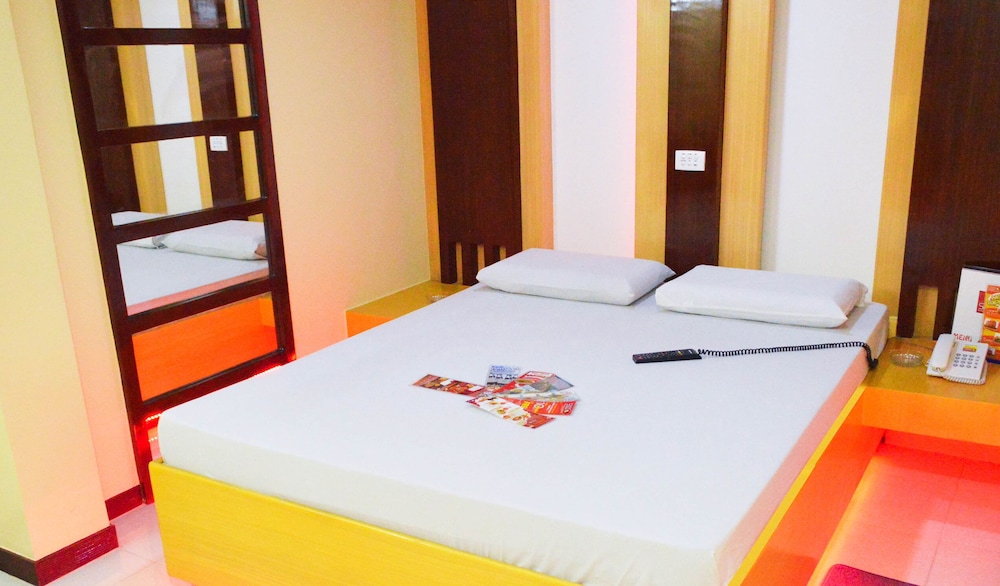 DELUXE, QUEEN BED