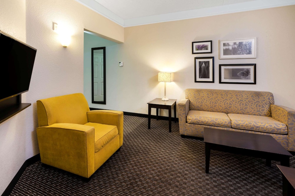La Quinta Inn Suites By Wyndham Mesa Superstition Springs 32/52