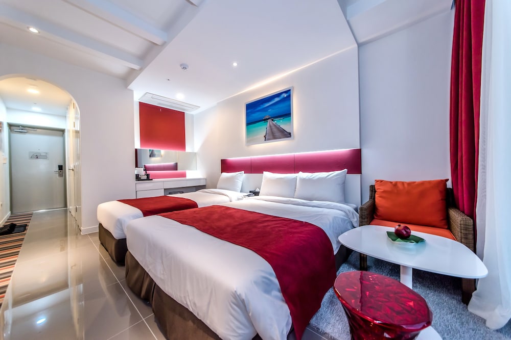 Red, Family, Twin Beds, 1 Queen and 1 Single Bed, City View، Aimi Jeju Beach Hotel 2/4