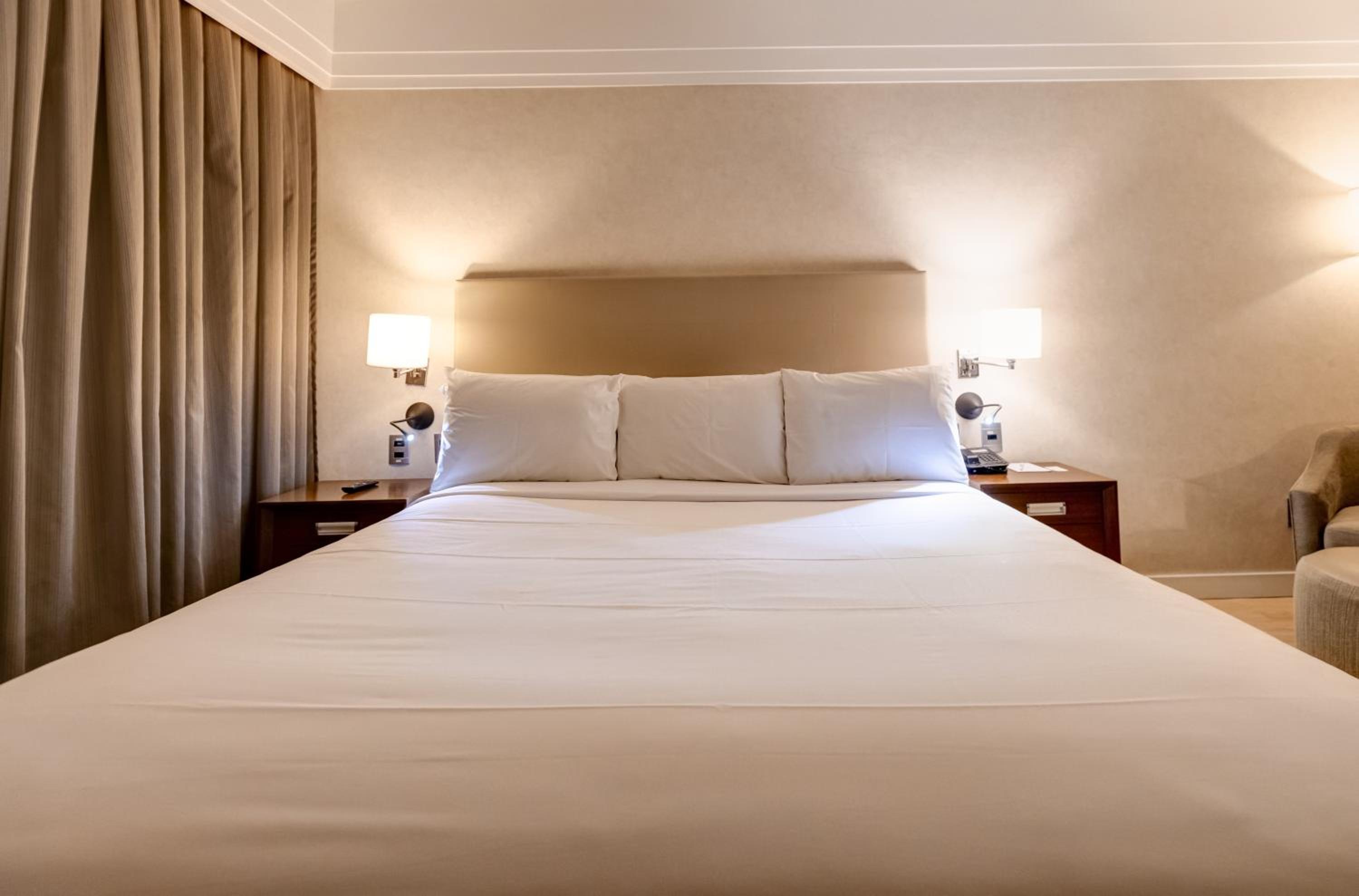 Deluxe, King Bed