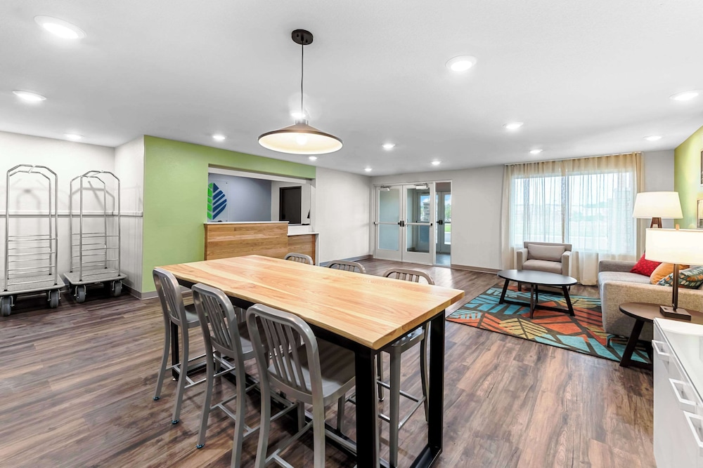 Woodspring Suites Kansas City Airport 21/28