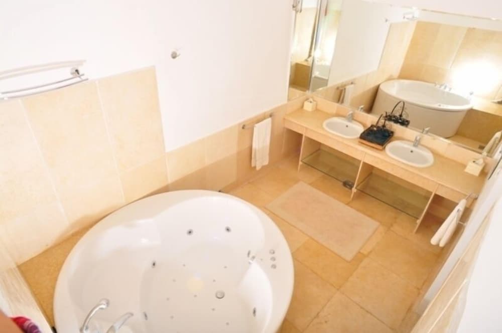 Carlton Luxury Resort 24/26