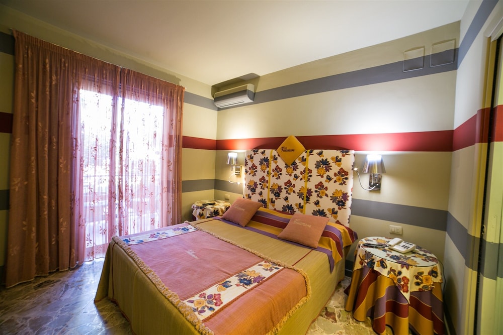 ROOM, DOUBLE OR TWIN BED