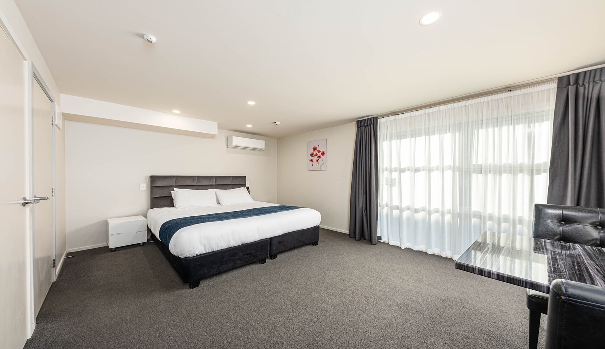 DELUXE, STUDIO, ACCESSIBLE