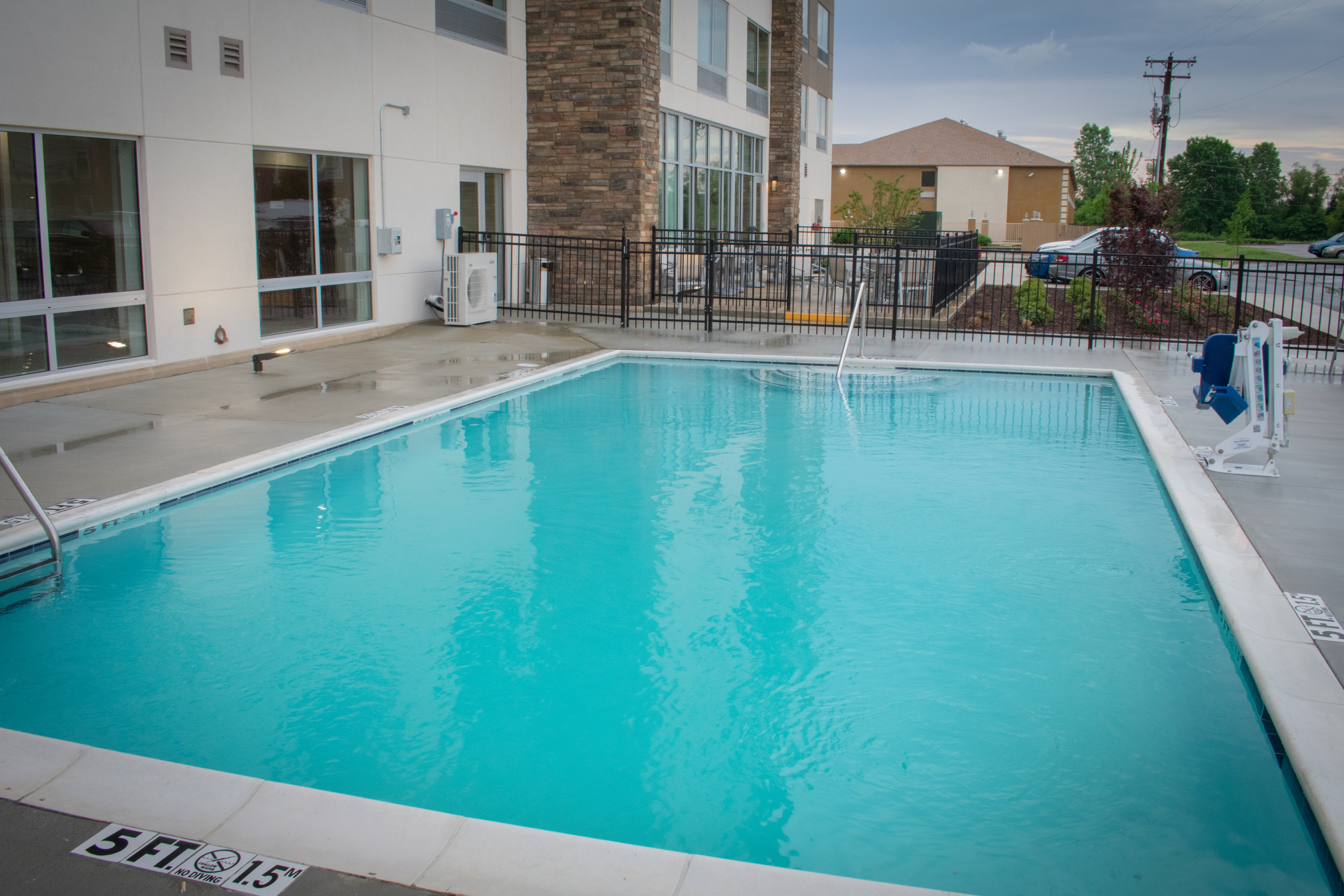 Holiday Inn Express & Suites West Memphis 35/53