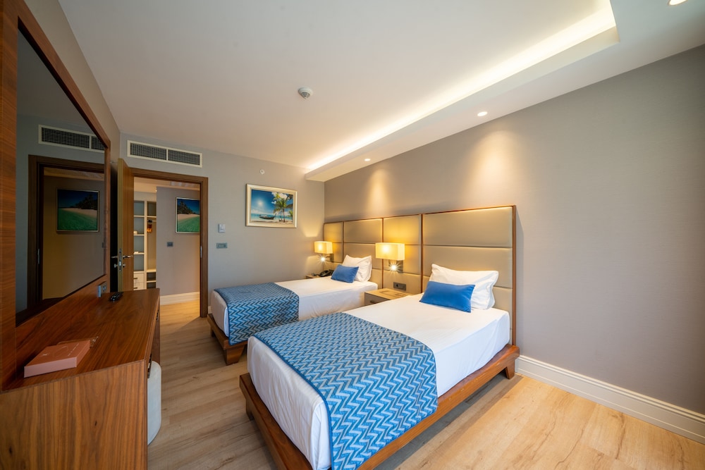 Deluxe Family Room Land Side