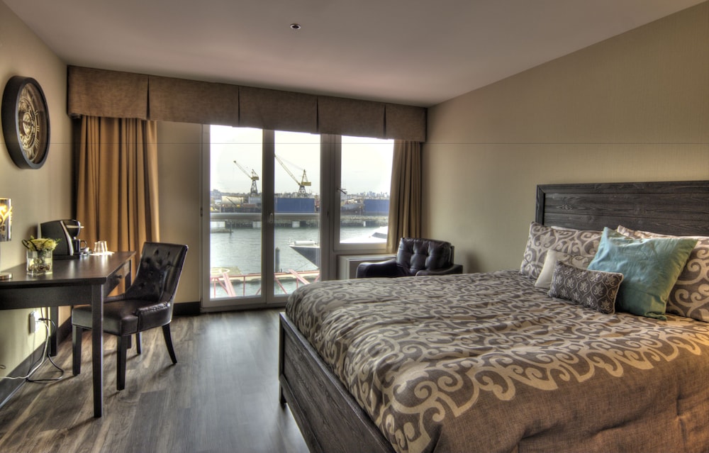 Lonsdale Quay Hotel 14/76